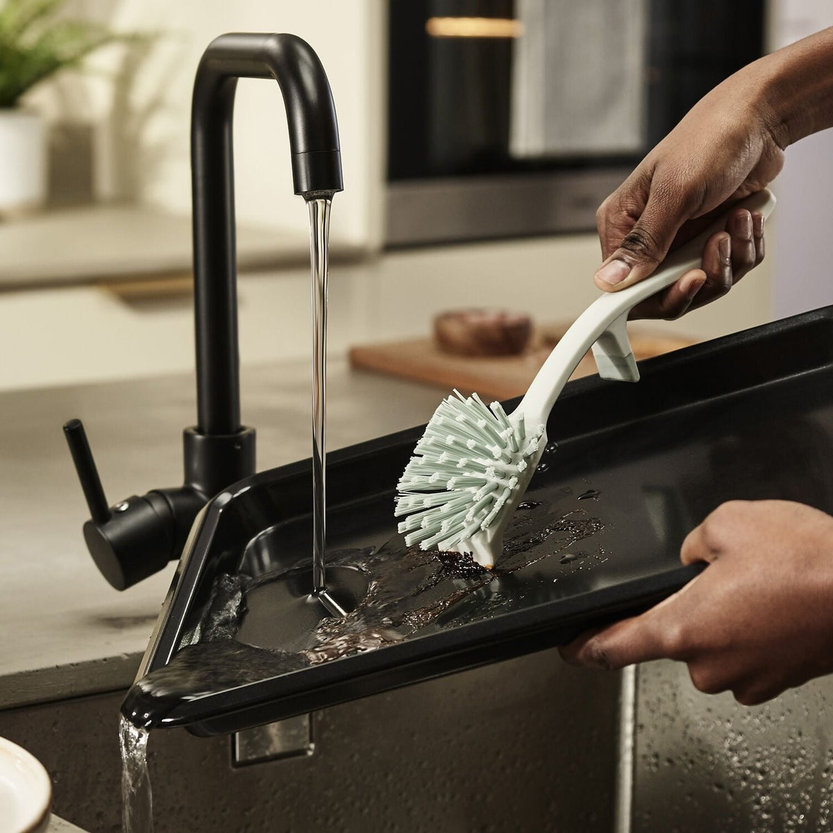 Joseph Joseph Edge™ Stone Green Washing-up Brush