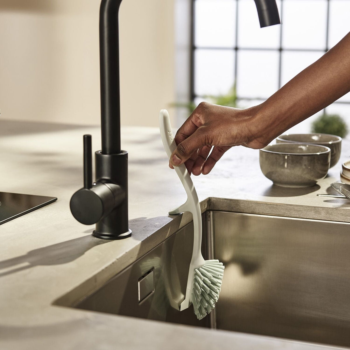 Joseph Joseph Edge™ Stone Green Washing-up Brush